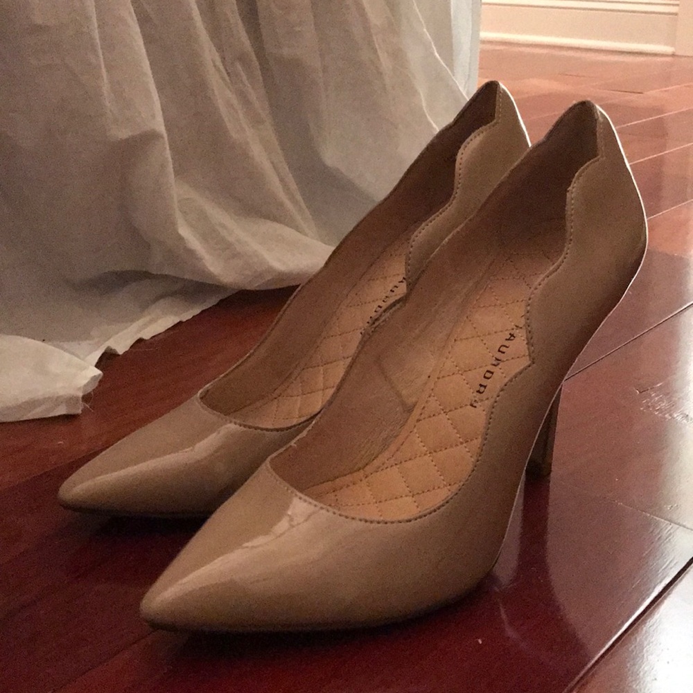 Chinese laundry nude scalloped pumps